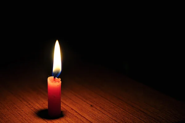 kırmızı mum ışığı