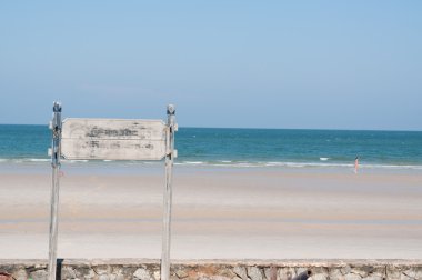 Metin deniz ve arka planda mavi gökyüzü ile plaklar.
