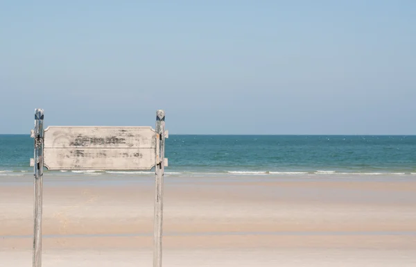 Targhe con testo Mare e cielo azzurro sullo sfondo . — Foto Stock