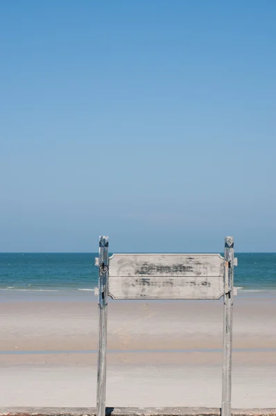 Metin deniz ve arka planda mavi gökyüzü ile plaklar.