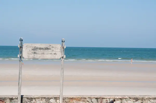 Metin deniz ve arka planda mavi gökyüzü ile plaklar.