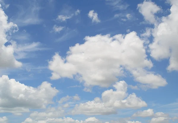 Mavi gökyüzü ve beyaz bulutlu