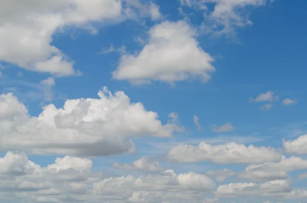 Mavi gökyüzü ve beyaz bulutlu