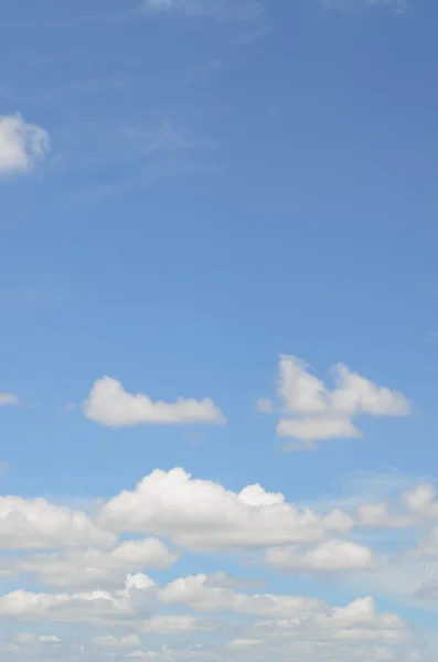 Mavi gökyüzü ve beyaz bulutlu