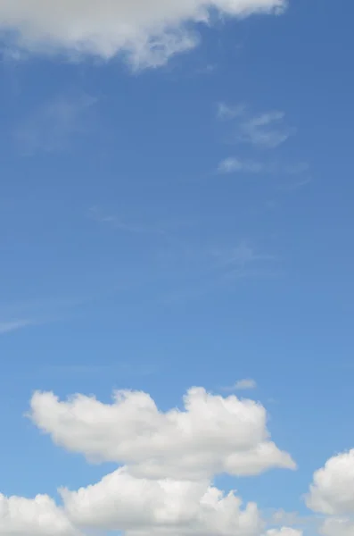 Mavi gökyüzü ve beyaz bulutlu