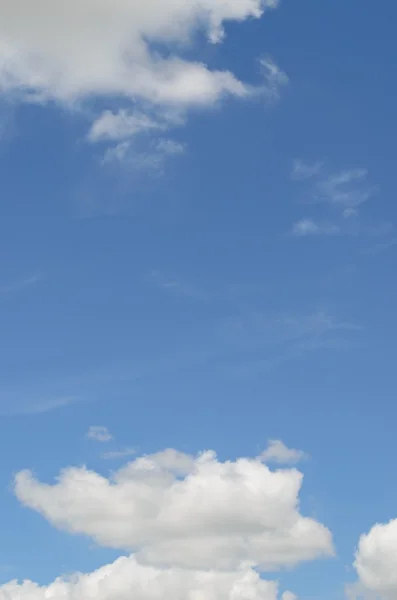 Mavi gökyüzü ve beyaz bulutlu