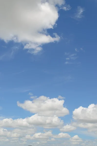 Mavi gökyüzü ve beyaz bulutlu
