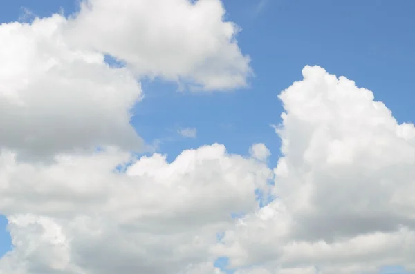 Mavi gökyüzü ve beyaz bulutlu