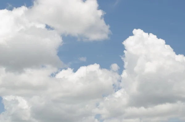 Mavi gökyüzü ve beyaz bulutlu