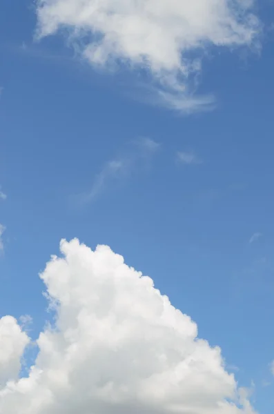 Mavi gökyüzü ve beyaz bulutlu