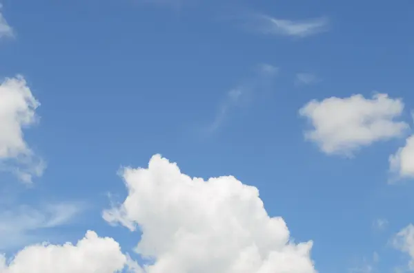 Mavi gökyüzü ve beyaz bulutlu