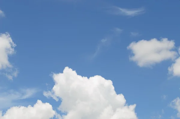 Mavi gökyüzü ve beyaz bulutlu