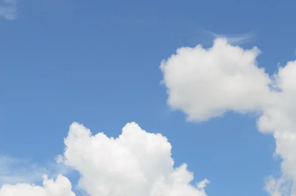 Mavi gökyüzü ve beyaz bulutlu