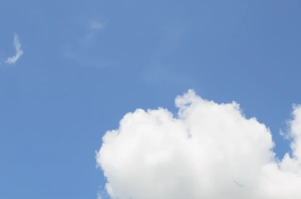 Mavi gökyüzü ve beyaz bulutlu