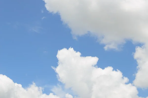 Mavi gökyüzü ve beyaz bulutlu