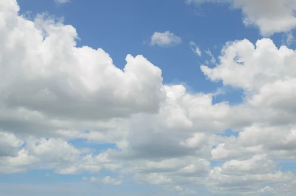 Mavi gökyüzü ve beyaz bulutlu