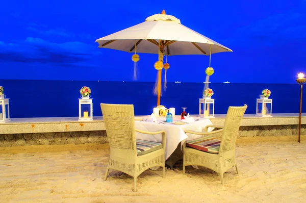 Balayı yemeği sahilde, twilight saat masayı