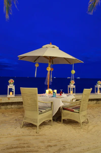 Balayı yemeği sahilde, twilight saat masayı