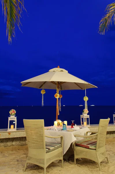 Balayı yemeği sahilde, twilight saat masayı