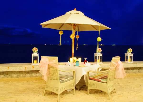 Balayı yemeği sahilde, twilight saat masayı