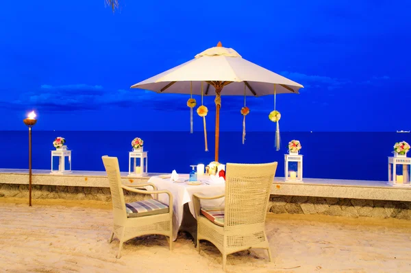Balayı yemeği sahilde, twilight saat masayı