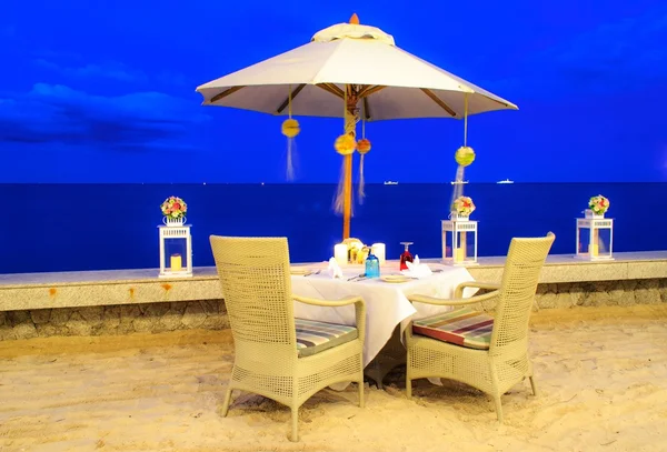 Balayı yemeği sahilde, twilight saat masayı