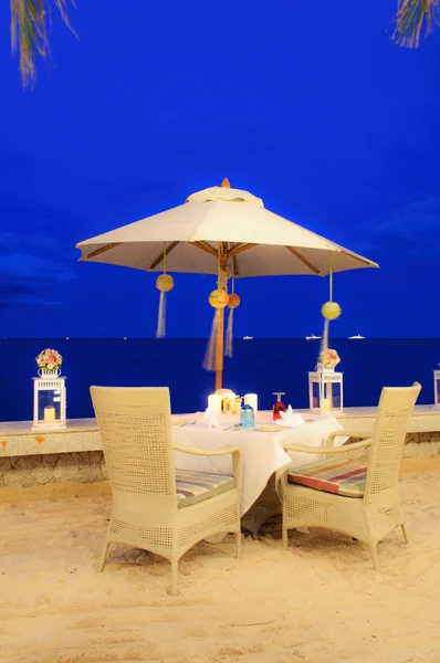 Balayı yemeği sahilde, twilight saat masayı