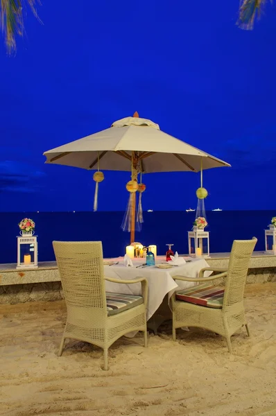 Balayı yemeği sahilde, twilight saat masayı