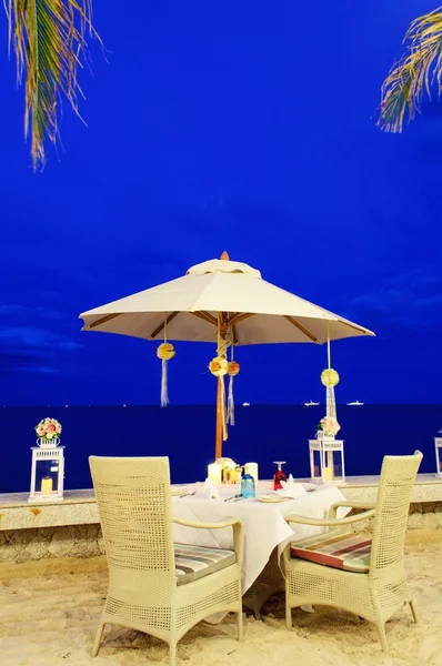 Balayı yemeği sahilde, twilight saat masayı