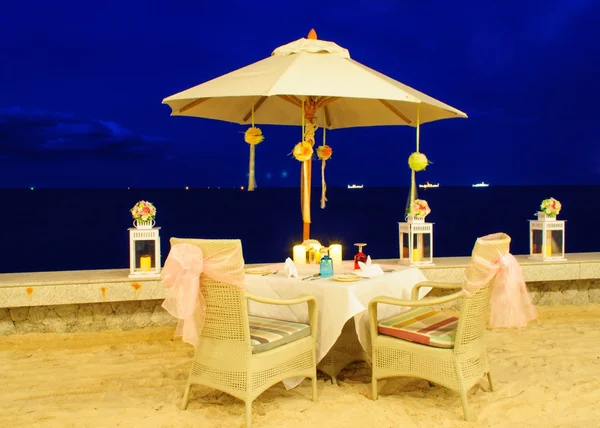Balayı yemeği sahilde, twilight saat masayı
