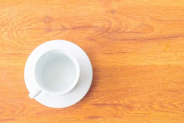 ahşap zemin üzerinde beyaz fincan