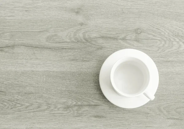 B&W ahşap arka plan üzerinde beyaz Kupası