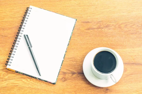 White coffee cup, black pen, notebook on wood background — Stock Photo, Image