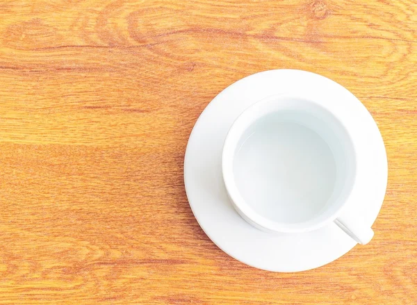 ahşap zemin üzerinde beyaz fincan