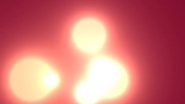 Boke 'un kırmızı arka planda mor renkli sarı toplar şeklinde muhteşem bir videosu var.