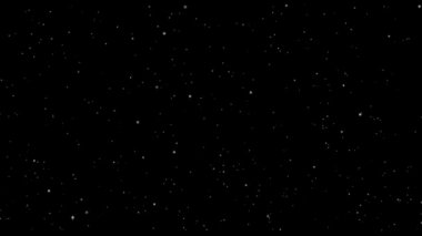 Yıldızlı gece gökyüzünün video arkaplanı. Siyah gökyüzünde beyaz, parlak yıldızların ve gezegenlerin dağılması. Gündüzün gecesi.