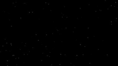 Yıldızlı gece gökyüzünün video arkaplanı. Siyah gökyüzünde buluşmaya doğru uçan beyaz, parlak yıldızların ve gezegenlerin dağılışı. Gündüzün gecesi.