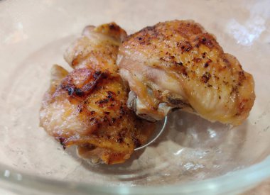 Kızarmış sulu tavuk parçaları, baharatlı ve çıtır çıtır. Yakın plan fotoğraf..