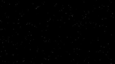 Beyaz parçacıklar, kar taneleri şeklinde, siyah arkaplana doğru düşerler. Gece gökyüzünün video arkaplanı. Projeleriniz ve çalışmalarınız için görüntü.