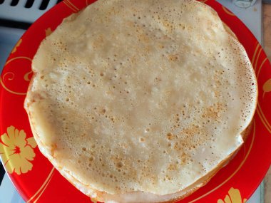 Kırmızı tabakta delikleri olan krepler.