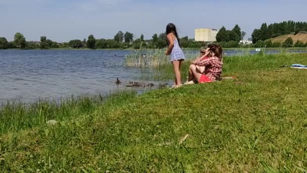 Las Chicas Alimentan Pato Madre Sus Patitos Junto Lago Tiempo — Vídeos de Stock