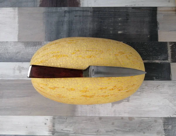 Μεγάλο Κίτρινο Πεπόνι Ένα Όμορφο Μαχαίρι Στο Τραπέζι Κοντινές Φωτογραφίες — Φωτογραφία Αρχείου
