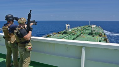 Açık deniz / üzerine kurulu bir Tanker / Hint Okyanusu - 15 Şubat 2015. Egzersiz silahlı korsan güvenlik ekibi gemide gemi.