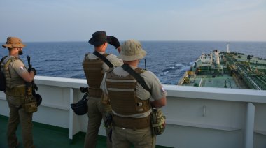 Açık deniz / üzerine kurulu bir Tanker / Hint Okyanusu - 16 Şubat 2015. Gemide gemi silahlı korsan güvenlik ekibi