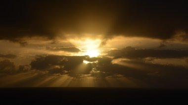 Bir okyanus gündoğumu