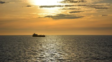Bir okyanus gündoğumu