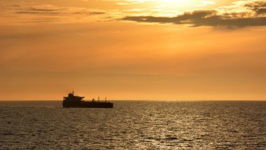 Bir okyanus gündoğumu