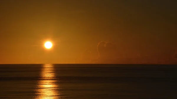 Μια Ανατολή ηλίου στον ωκεανό — Φωτογραφία Αρχείου