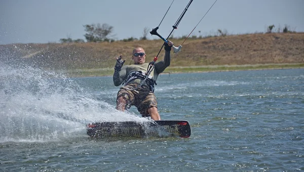 Blagoveschenskaya, anapa / russland - 07 august 2015. kitesurfen in blagoveschenskaya. — Stockfoto