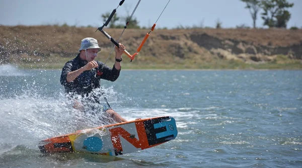 BLAGOVESCHENS=A, ANAPA / RÚSSIA - 07 de agosto de 2015. Kite surf em Blagoveschenskaya . — Fotografia de Stock